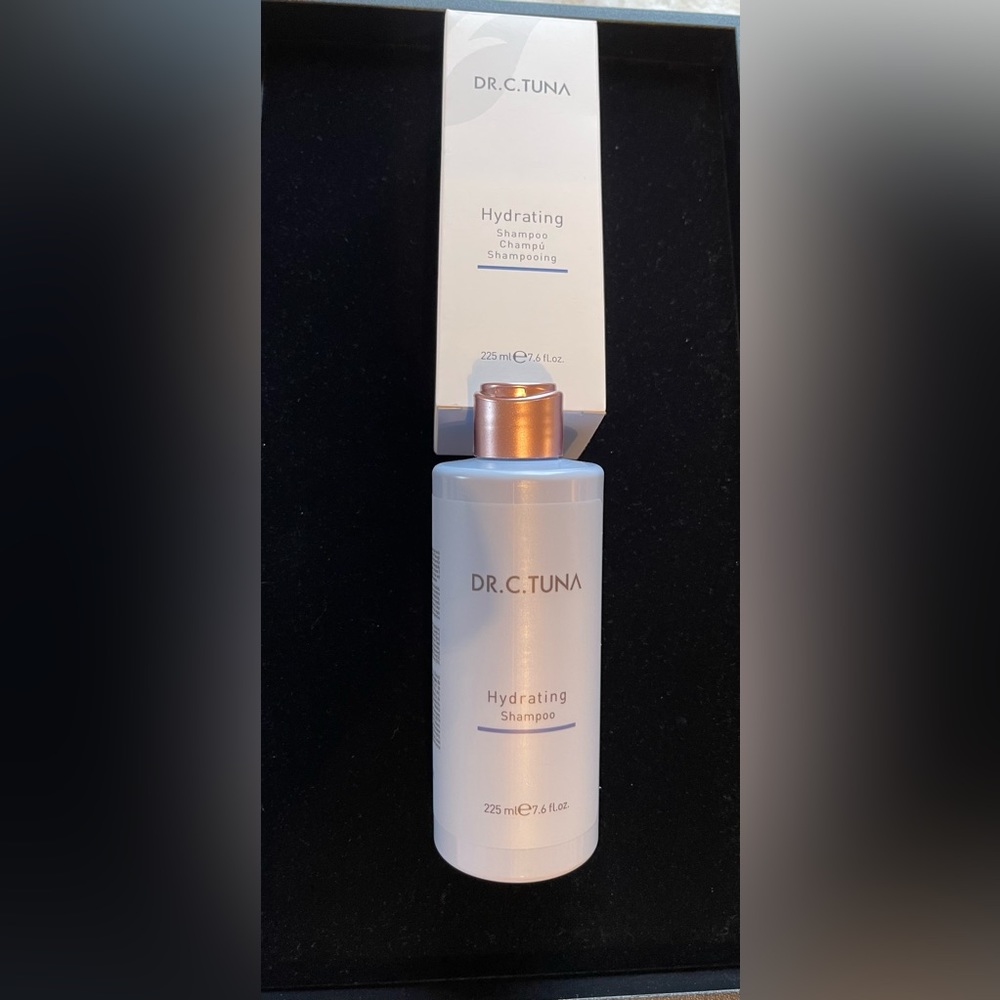 Farmasi NEW Hydrating Shampoo gently cleans & adds moisture lasting shine to dry